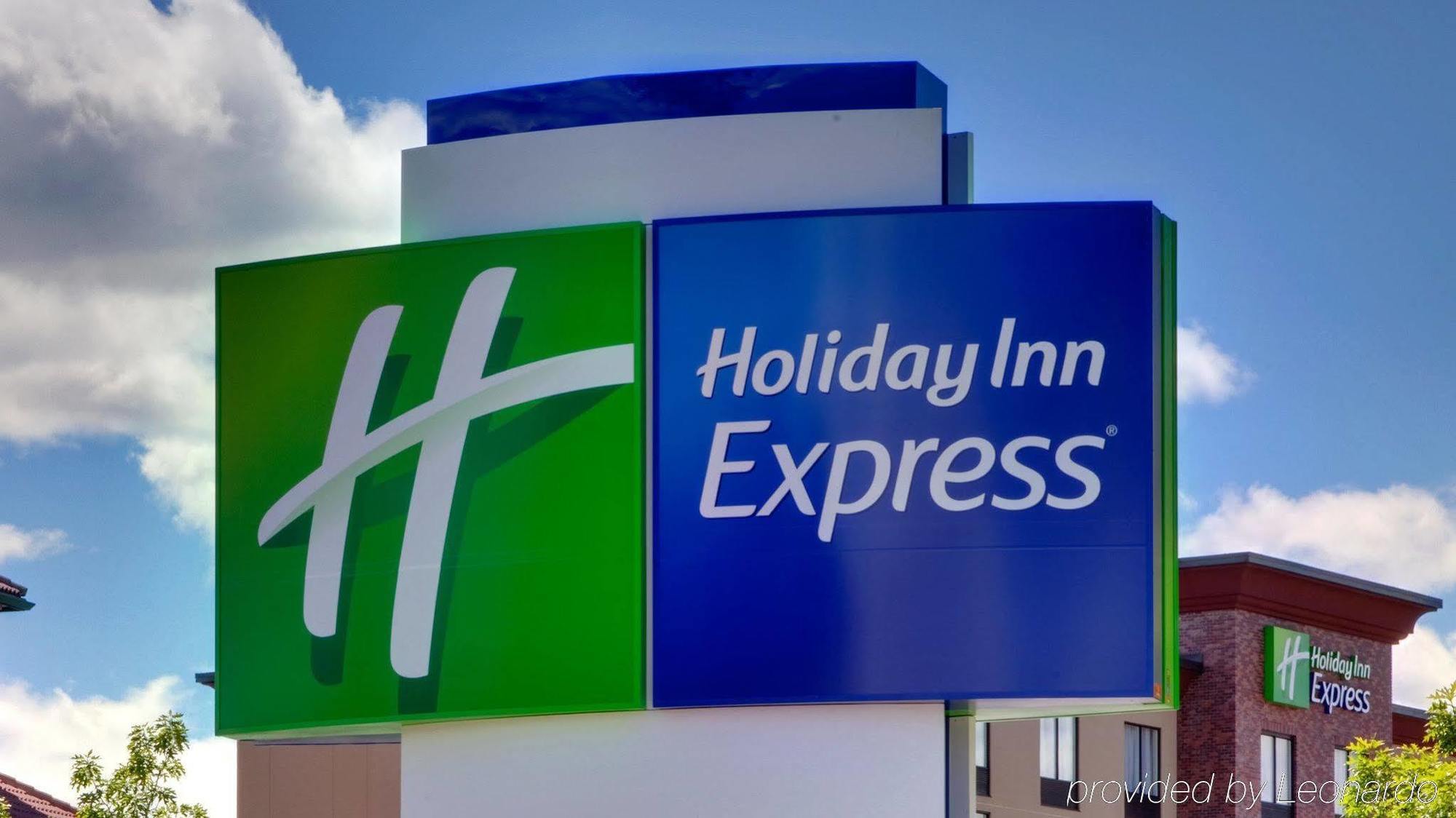 Holiday Inn Express & Suites Chicago North Shore - Niles, An Ihg Hotel Exterior photo